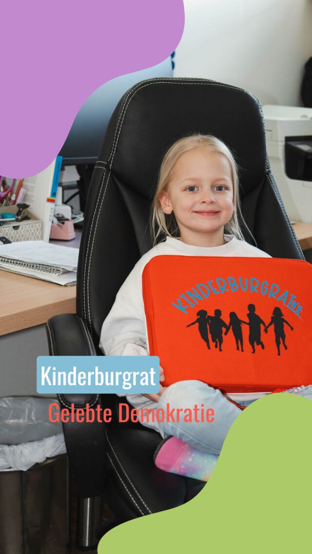 Wir leben Demokratie. Mia erklärt uns heute, wie der Kinderburgrat funktioniert.

Im Kinderburgrat treffen sich demokratisch gewählte Kinder zusammen mit Vertreter:innen aus dem Betreuerkreis, um über spannende Themen und Entscheidungen zu sprechen. Bevor es in die Sitzung geht, sammeln die Kinder Wünsche aus ihren Gruppen, diskutieren diese gemeinsam und treffen dann Entscheidungen, zum Beispiel, welches neue Spielzeug angeschafft wird.

Ausdauer ist gefragt: Eine Sitzung kann schon einmal eine Stunde dauern! Die Kinder lernen, wie wichtig es ist, jedem zuzuhören, gemeinsam Entscheidungen zu treffen und zu akzeptieren, dass in einer Demokratie die Mehrheit entscheidet, auch, wenn man sich selbst vielleicht etwas anderes gewünscht hat. Aber die nächste Ratssitzung kommt bestimmt…