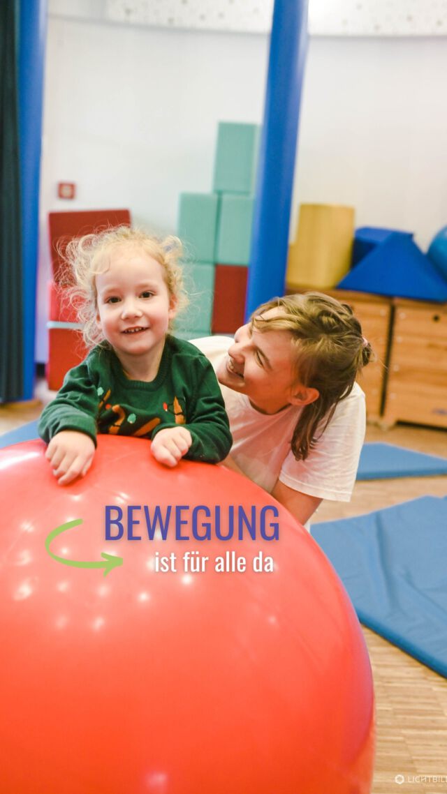 Bewegung und Körperwahrnehmung in der Kinderburg 🤩

In der Kinderburg und bei den Kleinen Strolchen ist die tägliche Bewegung ein wichtiger Bestandteil des Alltags – nicht nur für die körperliche Fitness, sondern auch für die Förderung der Körperwahrnehmung und das Selbstbewusstsein der Kinder. 

Ob auf dem Spielplatz, in der Turnhalle oder bei kreativen Bewegungsübungen – es ist uns wichtig, dass jedes Kind in seiner eigenen Bewegungsfähigkeit unterstützt wird. Dafür sind bei uns ausgebildete Fachkräfte mit therapeutischem Hintergrund vor Ort, die gezielt auf die besonderen Bedürfnisse von Kindern eingehen können. So stellen wir sicher, dass auch Kinder mit körperlichen Beeinträchtigungen aktiv am Bewegungstraining teilnehmen können – und niemand ausgeschlossen wird! 

Für die Kinder ist es ganz normal, dass nicht jedes Kind alles (gleich gut) kann. Der Spaß und das Miteinander stehen im Vordergrund, und das fördert nicht nur die körperliche sondern auch die soziale Entwicklung.

#Inklusion #Kita #Kinderburg #DieKleinenStrolche #JBH #JBH_Siegburg #Siegburg #KiTaSiegburg