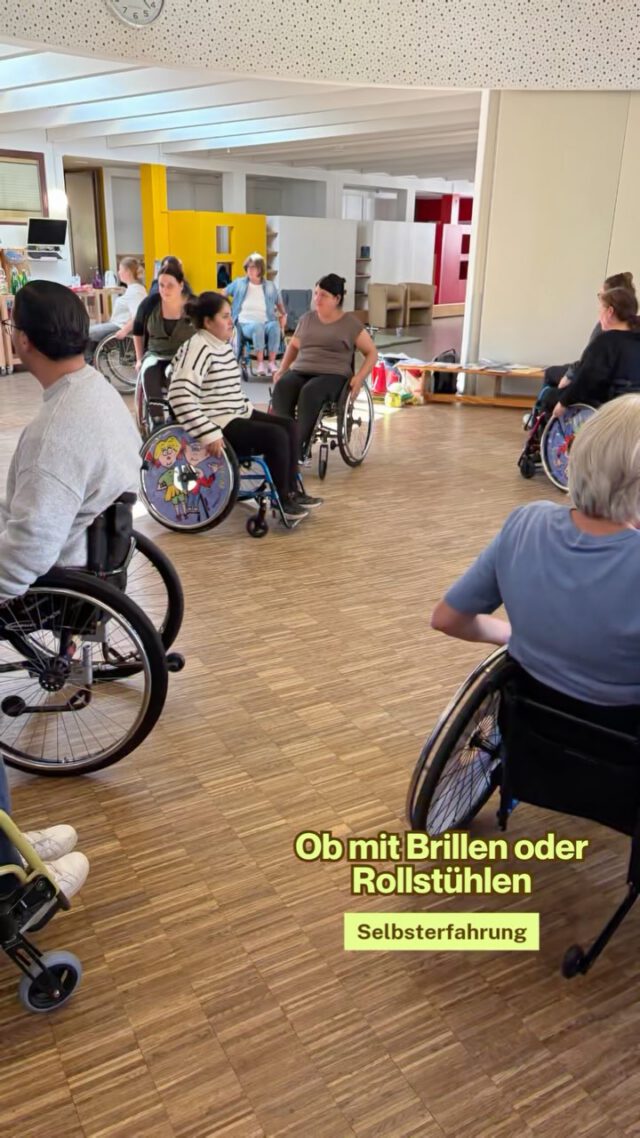 ♿❤️ Inklusion erleben statt nur darüber sprechen
An unserem Bildungstag haben wir uns intensiv mit dem wichtigen Thema Inklusion beschäftigt. Gemeinsam haben wir darüber gesprochen, welchen Herausforderungen Kinder mit Einschränkungen im Alltag begegnen und warum es so wichtig ist, Barrieren abzubauen und echte Teilhabe für alle zu ermöglichen.
Ein besonderes Erlebnis war die praktische Erfahrung mit dem Rollstuhl. Wir konnten selbst ausprobieren, wie es sich anfühlt, sich im Rollstuhl fortzubewegen, Hindernisse zu überwinden und alltägliche Situationen aus einer anderen Perspektive zu erleben.
Diese Erfahrungen haben uns zum Nachdenken angeregt, unseren Blick erweitert und gezeigt, wie wichtig Verständnis, Respekt und Chancengleichheit sind.
💙 Ein herzliches Dankeschön an Frau Herzog von RolliKids für diesen spannenden, lehrreichen und erlebnisreichen Tag!
#Inklusion #VielfaltLeben #TeilhabeFürAlle #kinderrechte #perspektivwechsel