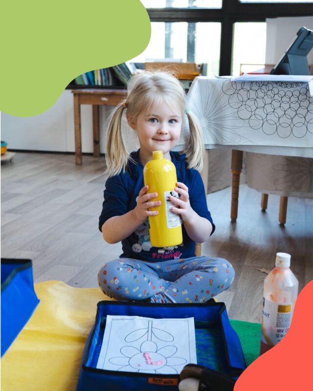 Manchmal entstehen die schönsten Kunstwerke ganz ohne Plan 🎨

Beim Malen können die Kinder bei uns ihrer Kreativität freien Lauf lassen und entdecken dabei immer wieder neue Techniken. Ein Highlight: Murmelmalen. Mit flüssigen Farben und ein paar Murmeln wird das Blatt zur Spielfläche. Die Murmeln rollen durch die Farbe, hinterlassen Spuren und machen jedes Bild zu einem echten Unikat. Jedes Kunstwerk ist so eine kleine Überraschung ✨

Vielleicht auch eine schöne Idee für zu Hause? Einfach mal ausprobieren!

Fotos: @lemmer_creative , Beitrag: @solo.content.marketing