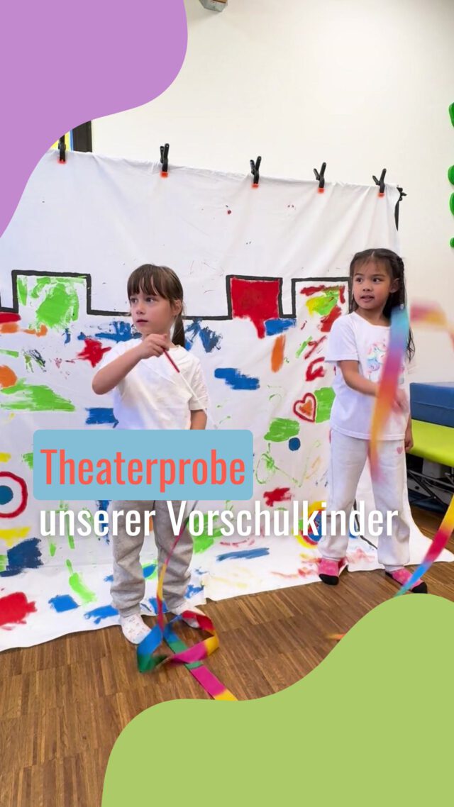 Ein Highlight steht bevor: Das Vorschul-Theaterstück!

Am 28. März um 10:30 Uhr laden wir ins Stadtmuseum Siegburg ein, wenn unsere Vorschulkinder das diesjährige Theaterstück aufführen. Grundlage ist das wundervolle Buch "Die Königin der Farben" von Jutta Bauer.

In der Geschichte geht es darum, alle Gefühle kennenzulernen und zu akzeptieren, dass alle Gefühle, wie Wut, Freude, Traurigkeit und Liebe wahrzunehmen und zu erkennen, dass all diese Gefühle in uns stecken und wichtig sind.

Für uns ist das mehr als nur eine Aufführung. Wir möchten den Kindern damit zeigen, dass es okay ist, all ihre Gefühle zu fühlen und anzunehmen. Und wir sind uns sicher, dass sie am Ende nicht nur viel Applaus mitnehmen, sondern auch gestärkt in den bevorstehenden Schulalltag starten.

Wir freuen uns schon riesig auf unsere kleinen Schauspielerinnen und Schauspieler, die mit viel Herz und Mut auf der Bühne stehen werden! 👏✨