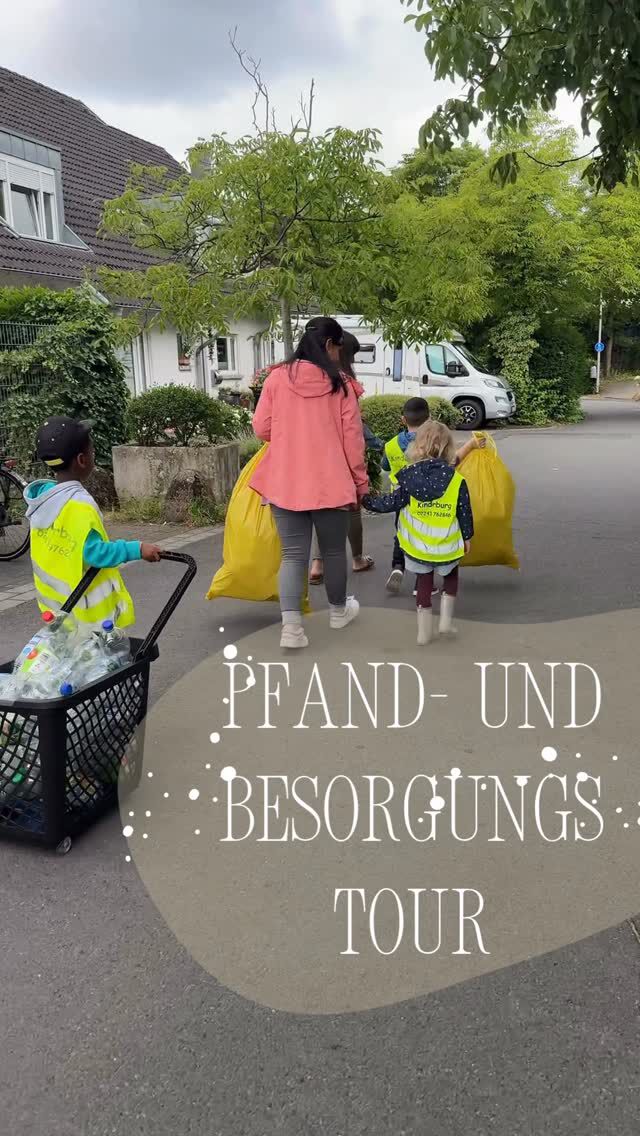 🎉 Kleiner Ausflug, große Freude! 🌸 Heute ging’s wieder mit unseren Kids zum Pfandbonkasten bei Aldi Süd in der Siegburger Fußgängerzone 💚 Auf dem Weg haben wir noch einen schönen Blumenstrauß für Frau Hüngsbergs Geburtstag ausgesucht 🎂🌷

Bei der Firma @hardt_werbemittel in der Holzgasse gab’s dann eine Überraschung:  Die Kinder haben beim Warten sogar einen Ballon geschenkt bekommen 🎈🥰

Danke @aldisuedde für die tolle Aktion und Danke unseren anonymen Bon-Spendern – die Spenden von heute wurden direkt in Wasserspielzeug investiert 💦🧸
Die nächsten warmen Tage können kommen! 😄🌊

#Siegburg #AldiSüd #Pfandbonkasten #GemeinsamGutesTun #Kinderglück #Wasserspaß #Geburtstagsfreude #DankeHardt #Sommermomente