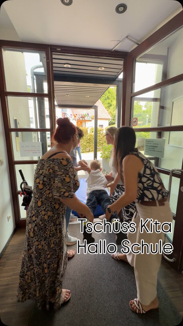 🎒✨ Tschüss Kindergarten – hallo Schule! 🎈🥹

Die Zeit des Abschiedes hat begonnen. Nach und nach entlassen wir unsere kleinen Großen mit einem Lächeln und einer Träne im Auge in die Welt der Buchstaben und Pausenhöfe. 💛 Nach Jahren voller Lachen, Spielen, Kuscheln, Streiten & Wachsen ist es Zeit:
Ein fröhlich bunter Kita-Rausschmiss – natürlich mit ganz viel Herz! 🕊️🎊

Wir sind so stolz auf jeden einzelnen von euch. Mit Rucksäcken voller Mut, Köpfen voller Neugier und Herzen voller Erinnerungen geht’s für euch in ein neues Kapitel. 📚🌈
Die Kindergartenzeit war nur der Anfang – jetzt beginnt euer nächstes großes Abenteuer!

Ihr bleibt für immer Teil unserer Kita-Familie. Und wir freuen uns über eure Besuche in den Ferien! 💫👣
#KitaAbschied #Schulkinder2025 #EinNeuesKapitel #MitLiebeLosgelassen #TeamKindergarten #GroßeSchritteFürKleineFüße #Herzensmoment