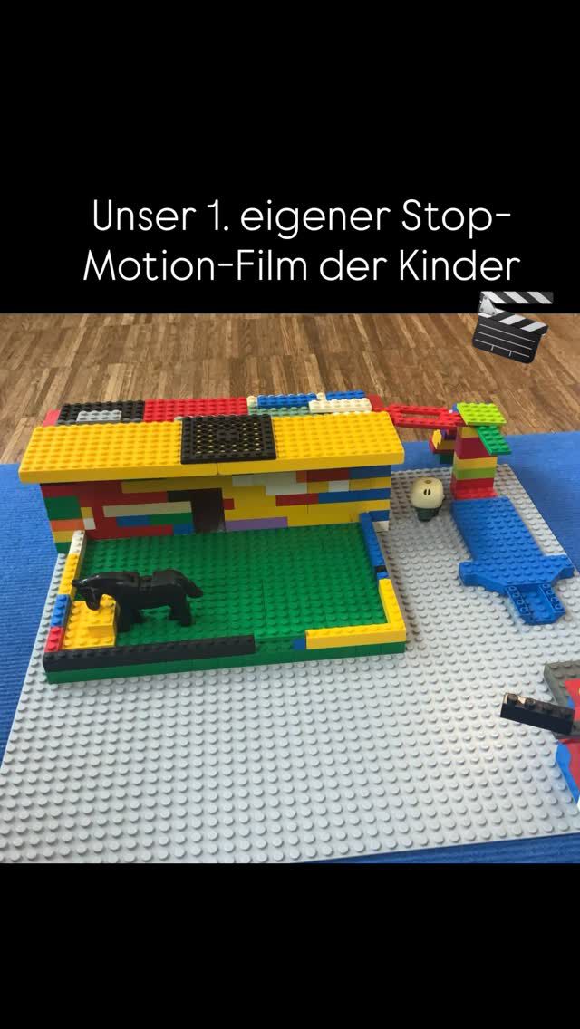 🎬 Kreativität trifft Technik!
Unsere Kinder haben im Medienraum einer unserer Kitas ihren eigenen Stop-Motion-Film gedreht – von der Idee bis zur Umsetzung! 🧱✨
Dabei haben sie spielerisch wichtige Kompetenzen entwickelt:
🎨 Kreativität & Ausdruck
🧠 Planung & Problemlösung
🤝 Teamarbeit & Kommunikation
💡 Medienkompetenz & Technikverständnis
Ein tolles Beispiel dafür, wie inklusives Lernen mit Spaß, Fantasie und digitaler Bildung Hand in Hand geht! 💛
📽️ Schaut euch das Ergebnis im Reel an – kleine Regisseur*innen ganz groß! 🌟
#InklusiveKita #StopMotionMitKindern #DigitaleBildung #KreativMitDuplo #Medienkompetenz #KitaAlltag #VielfaltErleben