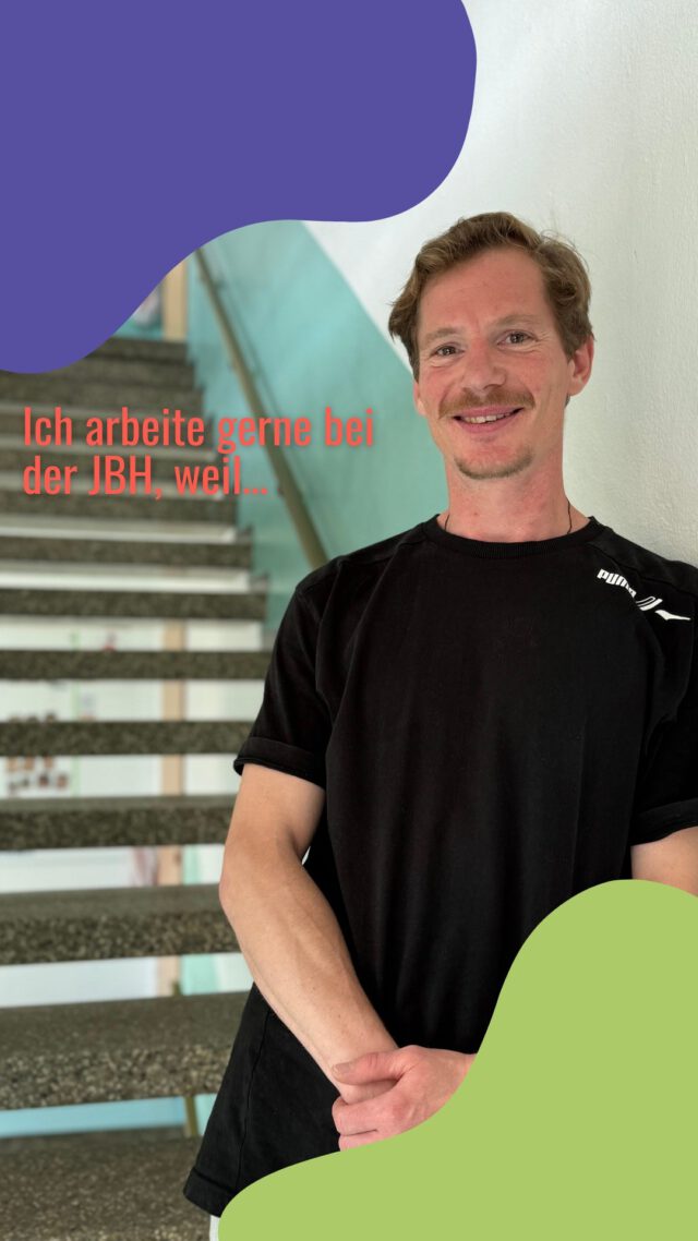 Die Zusammenarbeit im Team wirklich top ist!

Jens arbeitet in unserer Kita Die Kleinen Strolche als Pädagogische Fachkraft mit physiotherapeutischem Hintergrund und das mit ganzem Herzen.

Was ihm besonders wichtig ist?  Der Austausch im interdisziplinären Team. Denn hier bringen alle Fachbereiche ihr Wissen ein, um gemeinsam  jedes Kind individuell nach seinen Bedürfnissen zu fördern und zu unterstützen.

Die gute Stimmung im Team tut ihr Übriges: „Ich komme jeden Tag gern zur Arbeit, weil wir hier füreinander da sind.“

Danke, Jens, dass du ein Teil unseres Teams bist! 💛

#Physiotherapie #KiTaAlltag #Teamwork #KitaSiegburg #Kindertagesstätte #siegburg #Jugendbehindertenhilfe #DieKleinenStrolche #Stallberg