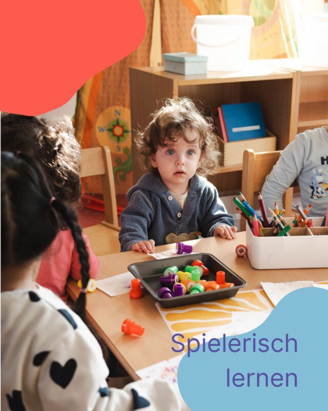 Bei uns lernen Kinder Sprache auf die unterschiedlichsten Arten 🖌️

Ob bei Schwungübungen mit dem Stift, beim Legen von Holzbuchstaben, beim Spielen mit Magneten oder beim gemeinsamen Spiel. wir machen Sprache greifbar, spielerisch und lebendig.

Zahlen und Buchstaben werden bei uns nicht erst im Vorschulbereich entdeckt, sondern von Anfang an.