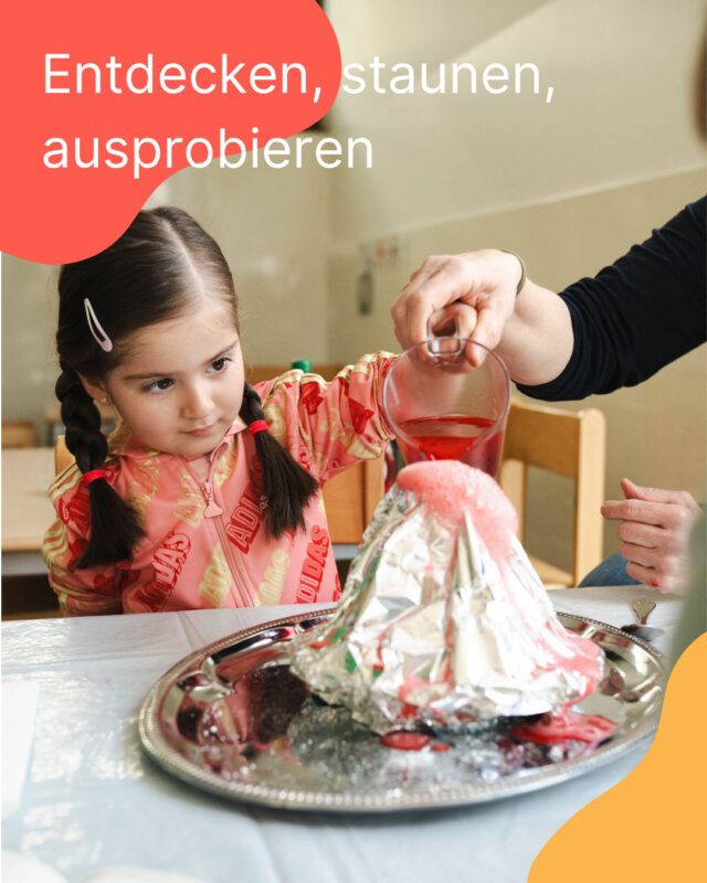 Im Forscherraum wird bei uns regelmäßig ausprobiert und gestaunt.

Dieses Mal stand ein kleines Highlight auf dem Programm: unser Vulkanexperiment. Mit Spüli, Backpulver, Lebensmittelfarbe und einer Mischung aus Essig und Wasser wurde aus einem gebastelten Vulkan plötzlich ein sprudelnder Ausbruch. 🌋
Dabei durften die Kinder unter Aufsicht alle Schritte selbst durchführen. 

Die Aufgaben wurden aufgeteilt, gestaunt wurde zusammen.

Fotos: @lemmer_creative, Beitrag: @solo.content.marketing