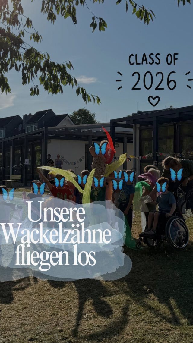 🌟🦷 Unsere Wackelzähne fliegen los! 🦋📚
Mit einem lachenden und einem weinenden Auge haben wir unsere Wackelzähne verabschiedet. Aus unseren Vorschulkindern sind kleine große Schulkinder geworden, die nun bereit sind, ihre Flügel auszubreiten und in einen neuen Lebensabschnitt zu starten. 💛
Nach einer aufregenden Wackelzahnwoche haben wir gemeinsam mit den Familien diesen besonderen Meilenstein bei einem schönen Abschiedsfest gefeiert. Anschließend hieß es für die Eltern: „Bis morgen!“ – denn für unsere Wackelzähne stand noch ein ganz besonderes Abenteuer bevor: die Übernachtung in der Kita mit ihren Erzieherinnen und Erziehern. 🌙✨
In dem Reel seht ihr unter anderem die wunderschönen Flügel aus Federn. Jede Feder wurde von den Eltern mit guten Wünschen, lieben Worten und Mutmachern beschriftet. Diese Wünsche möchten wir unseren Kindern als symbolische Flügel mit auf ihren Weg geben – damit sie stets daran denken, wie viel Liebe, Vertrauen und Stärke sie begleitet. 🪽❤️
Es ist immer wieder beeindruckend zu sehen, wie sich unsere kleinen Schmetterlinge entwickeln, wachsen und schließlich mutig losfliegen. Wir sind unglaublich stolz auf jeden Einzelnen von euch!
🍀 Wir wünschen euch einen wunderbaren Schulstart, viele neue Abenteuer und ganz viel Freude beim Lernen. Und vergesst nicht: Kommt uns in den Ferien fleißig besuchen – unsere Türen stehen euch immer offen! 🏡💕
#Wackelzähne #Abschied #Schulkind2026 #KitaLeben #Vorschulkinder Schulstart KleineSchmetterlinge FlügelFürsLeben KitaAbschluss WirSindStolz KommtUnsBesuchen 🦋✨