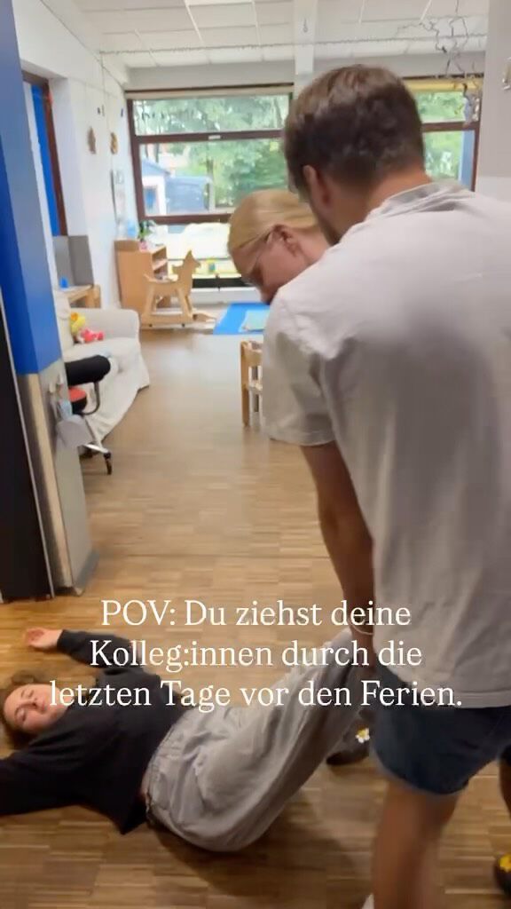 Die letzte Kita-Woche in einem Video zusammengefasst: 😂

Wenn zwei Kolleg:innen die dritte symbolisch durch den Gruppenraum ziehen, dann weiß man: Die Akkus sind leer – aber das Herz ist voll. ❤️

Was für ein Jahr! Mit ganz viel Lachen, kleinen und großen Abenteuern, jeder Menge Kreativität, Geduld und unvergesslichen Momenten. Unsere Kinder haben uns jeden Tag zum Lächeln gebracht – und auch wir als Team haben alles gegeben.

Jetzt heißt es: Ferienmodus an! ☀️ Zeit, Kraft zu tanken, den Kopf freizubekommen und neue Ideen zu sammeln. Damit wir nach dem Urlaub mit frischer Energie wieder für unsere kleinen Lieblingsmenschen da sind.

Wir wünschen allen Familien wunderschöne Ferien und sagen: Bis ganz bald! 💛