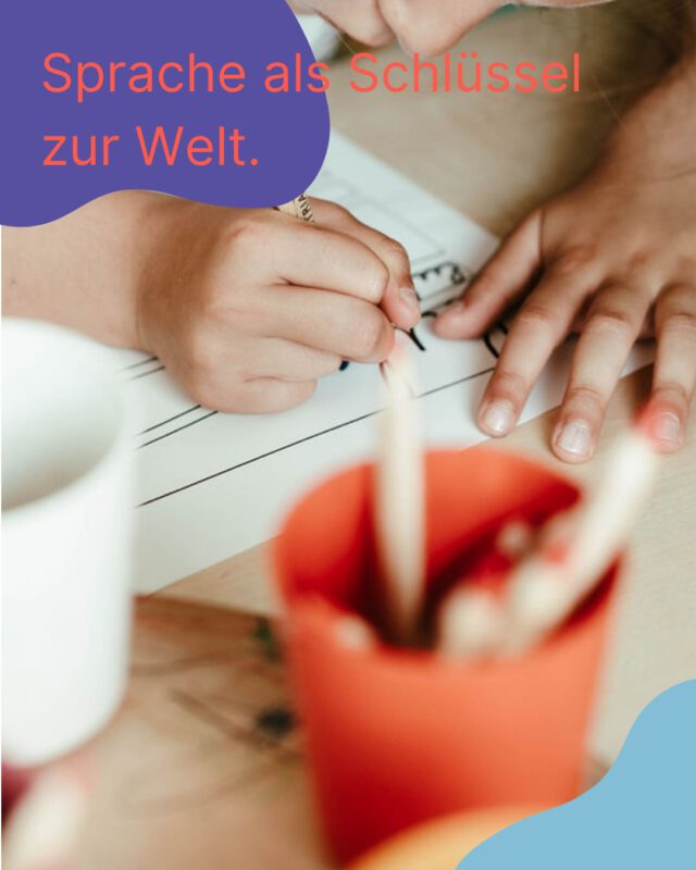 🔑 Sprache ist der Schlüssel zur Welt

In unseren Kindertagesstätten begleiten wir Kinder dabei, diesen Schlüssel ganz selbstverständlich zu nutzen und zwar von Anfang an.

Sprache fördern wir alltagsintegriert, spielerisch und mit ganz viel Herz. Ob beim Singen, Erzählen, Spielen, Gebärden, mit Bildkartensystemen oder im Morgenkreis: Jede Alltagssituation wird zur Sprachlernsituation.

Da jedes Kind einzigartig ist, haben wir auch diesen Anspruch an unsere Förderung: individuell, bedürfnisorientiert und liebevoll gestaltet.

Für unsere Vorschulkinder gibt es zusätzlich ein gezieltes Sprach- und Lernprogramm, das sie behutsam auf die Schulzeit vorbereitet.

#Sprache #Inklusion #Lernen #Kindertagesstätte #Siegburg #KitaSiegburg #Kinderburg #DieKleinenStrolche #Stallberg #Wolsdorf