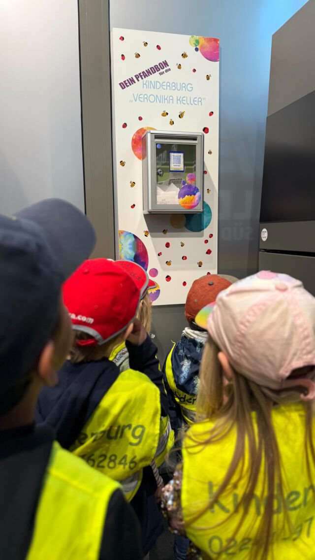 Heute ging’s auf Einkaufstour mit 5 unserer Kinder der Kinderburg „Veronika Keller“ – 
Ziel: Unseren Pfandbon-Briefkasten leeren bei ALDI SÜD!
Mit guter Laune, Einkaufszettel und kleinen Helfer*innen im Schlepptau haben wir gemeinsam fleißig Bons eingelöst. Unser Ziel: leckere Toppings für das Müsli-Frühstück morgen im Kinderbistro der Kinderburg!
Von frischem Obst bis zu leckeren bunten Streuseln – Dank eurer Unterstützung wird das Frühstücksbuffet morgen bunt, gesund und richtig lecker!
Ein riesiges Dankeschön an ALDI SÜD für die Pfandbonspenden-Möglichkeit und an alle, die ihre Bons für uns eingeworfen haben – ihr macht solche Aktionen möglich!
Die Kinder freuen sich schon auf weiteren Pfandbon-Spenden!❤️ Aldi-Süd Filiale in Siegburg, Kaiserstr.29.
#KinderburgVeronikaKeller #Pfandbonspende #AldiSüd #MüsliMitLiebe #GemeinsamFürKinder #Sozialengagement #FrühstückMitHerz