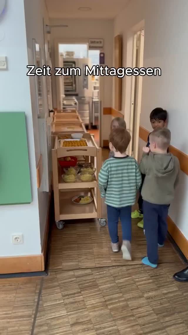 Das Mittagessen – ein wichtiger Moment des Miteinanders!💜

In unseren Kitas wird das gemeinsame Mittagessen nicht nur als eine Gelegenheit zum Sattwerden angesehen, sondern als eine wertvolle Zeit, die wir gemeinsam verbringen. Die Kinder lernen, miteinander zu teilen, Rücksicht auf die Bedürfnisse anderer zu nehmen und wertvolle Fähigkeiten für den Alltag zu entwickeln.

Wir legen besonderen Wert darauf, dass die individuellen Bedürfnisse jedes Kindes berücksichtigt werden – sei es durch die Beachtung von Unverträglichkeiten, die Zubereitung von Breikost oder eine an die Bedürfnisse der Kinder angepasste Mahlzeit. 
Das Mittagessen ist auch eine Gelegenheit, Selbstständigkeit zu fördern. Die Kinder übernehmen kleine Aufgaben, wie das Verteilen von Getränken. Ein besonderes Highlight für die Kinder ist es täglich, das Essen auf dem Rollwagen in ihren Gruppenraum zu fahren. 

Bei uns ist das Mittagessen mehr als nur eine Mahlzeit.🍝

#Ernährung #Mittagessen #KiTaAlltag #Kindertagesstätte #Siegburg #KiTa #Siegburgcity #JBH