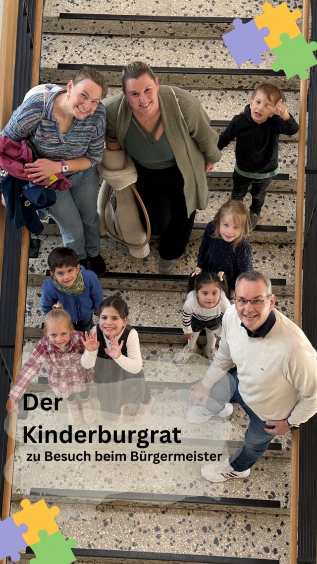 👧🧒🏛️ Besuch im Rathaus!
Heute durfte unser Kinderburgrat den Bürgermeister Herrn Rosemann besuchen, das Rathaus erkunden und sogar sein Büro sowie den Sitzungssaal sehen!
Mit im Gepäck: eine Menge kluger, witziger und wichtiger Fragen 💭
❓ Warum gibt es auf Spielplätzen keine Toiletten?
♿ Warum ist der Kinderbereich der Stadtbibliothek nicht barrierefrei?
🎡 Kann ein Bürgermeister rechnen – und HulaHoop drehen?
📍 Gibt es eigentlich einen Kinderstadtplan?
🛝 Und warum fehlen barrierefreie Spielgeräte?
Danke für das offene Ohr für Kinder und Mitarbeitende der Kinderburg 💙
Unser Kinderburgrat nimmt viele Eindrücke, Ideen und Mut zur Mitgestaltung mit. Politische Bildung beginnt früh! ✊✨
#Kinderburgrat #MitbestimmungVonAnfangAn #Kinderstimmen #Rathausbesuch #PolitischeBildung Inklusion Barrierefreiheit Kinderrechten KitaLeben Siegburg